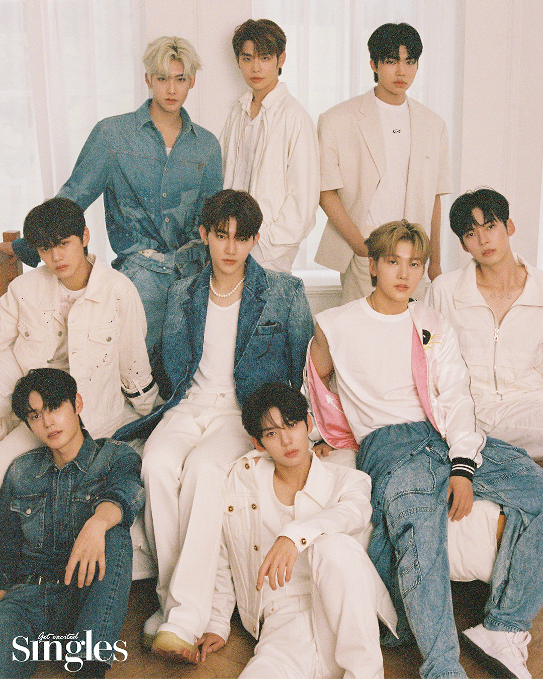 리키가 로에베의 셔츠, 오프화이트의 팬츠, 태래가 604서비스의 재킷, 설밤의 셔츠, 건욱이 본봄의 재킷, 51퍼센트의 티셔츠, 규빈이 코페르니의 재킷과 팬츠, 유스의 티셔츠, 하오가 아더에러의 재킷, 매튜가 51퍼센트의 티셔츠, 이자벨마랑의 점프수트, 한빈이 보테가 베네타의 재킷과 팬츠, 지웅이 알렉산더 맥퀸, 유진이 베르사체의 재킷과 팬츠, 레씨토의 슬리브리스를 착용하고 촬영한 싱글즈 화보 